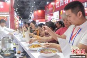 抽签占卜“嗦粉”经济火热 中国多地“食力”出圈